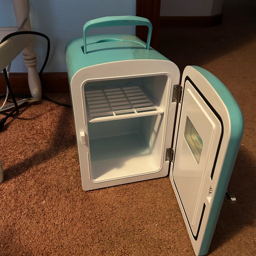 Frigidaire Blue Mini Fridge for Kids - Picture 4 of 4